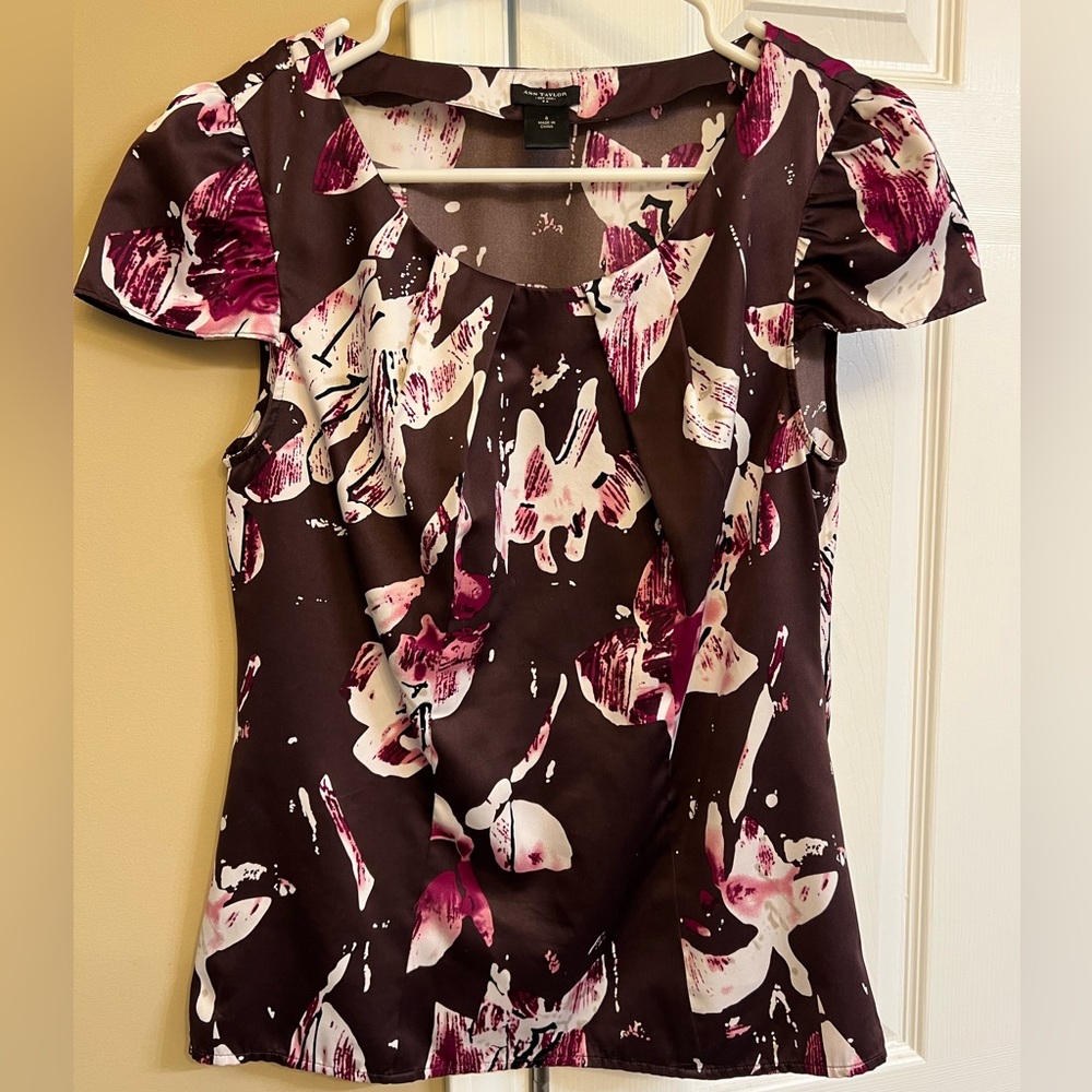 Ann Taylor cap sleeve side zip blouse, size 6, great used condition
